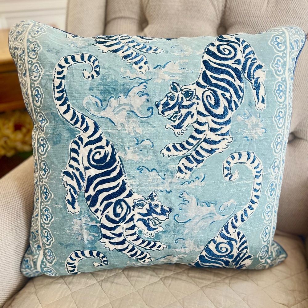 Ryan Studios- Blue & White Tiger Print Decorative Throw Pillow - Set of 2 - Picture 3 of 11